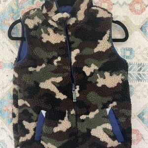 Boden Camouflage Sherpa Vest reversible navy/camo borg gilet 9-10